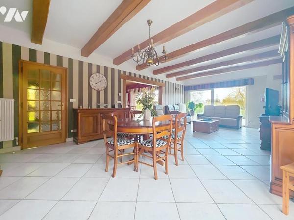 Pavillon individuel en semi plain-pied avec 6 chambres, double garage, jardin.