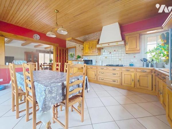 Pavillon individuel en semi plain-pied avec 6 chambres, double garage, jardin.