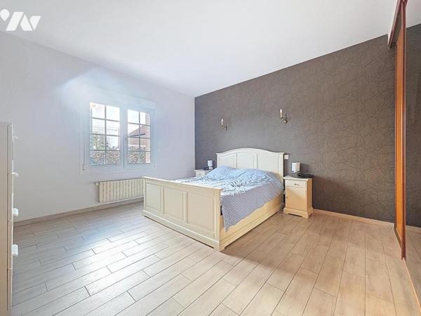 Pavillon individuel en semi plain-pied avec 6 chambres, double garage, jardin.