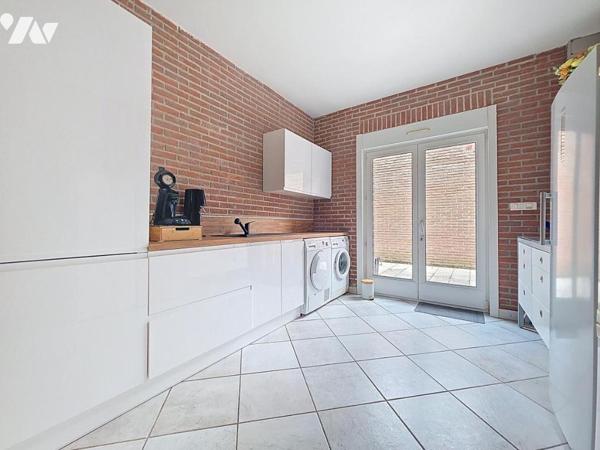 Pavillon individuel en semi plain-pied avec 6 chambres, double garage, jardin.