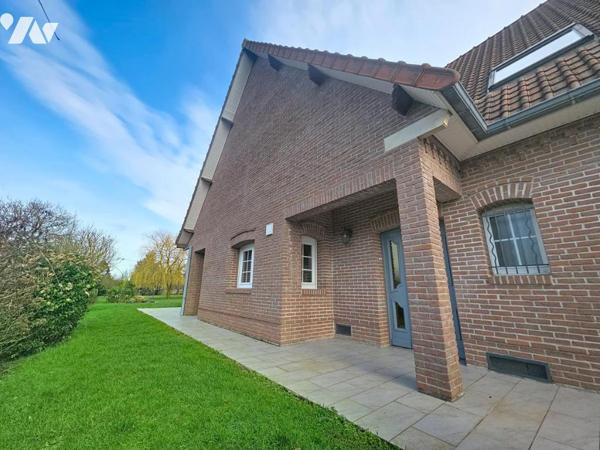 Pavillon individuel en semi plain-pied avec 6 chambres, double garage, jardin.
