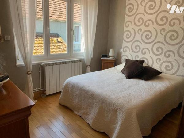 Maison entièrement rénovée avec très grande dépendance à MAREUIL LE PORT