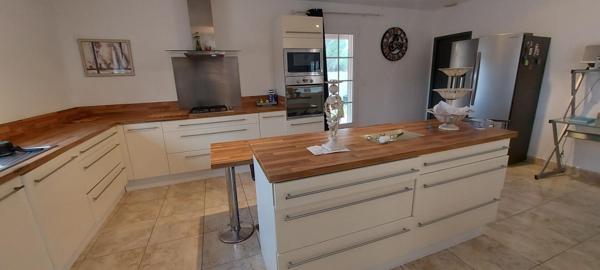 GARD. 30.GENERAC. Belle maison de 184 m2 sur terrain arboré de 1264 m² avec piscine