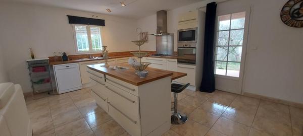 GARD. 30.GENERAC. Belle maison de 184 m2 sur terrain arboré de 1264 m² avec piscine