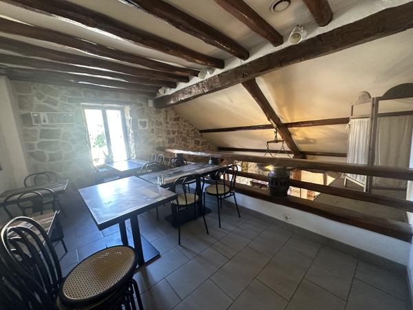Fonds De Commerce
        
        - 294 m² Exclusivité 330 000 € *