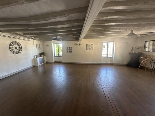 Fonds De Commerce
        
        - 294 m² Exclusivité 330 000 € *