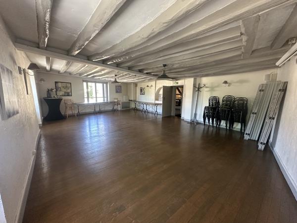 Fonds De Commerce
        
        - 294 m² Exclusivité 330 000 € *
