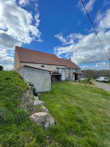 Au cœur de l’Allier, à Murat, venez découvrir cette maison de campagne pleine de potentiel !