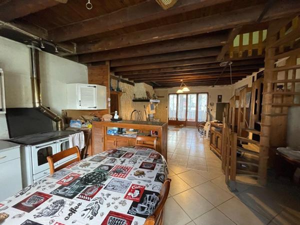 Au cœur de l’Allier, à Murat, venez découvrir cette maison de campagne pleine de potentiel !