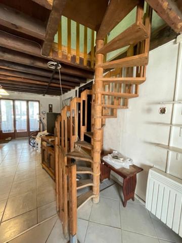 Au cœur de l’Allier, à Murat, venez découvrir cette maison de campagne pleine de potentiel !