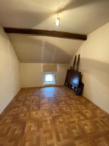 Au cœur de l’Allier, à Murat, venez découvrir cette maison de campagne pleine de potentiel !