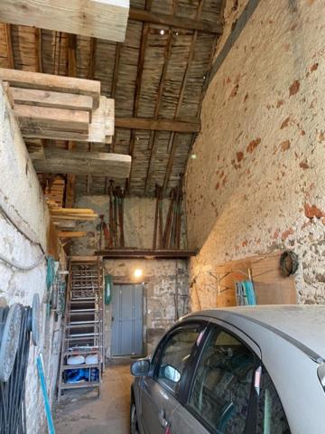 Au cœur de l’Allier, à Murat, venez découvrir cette maison de campagne pleine de potentiel !