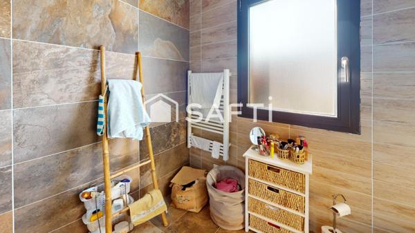 Maison moderne , en très bon état Chambre au Rez de chaussée