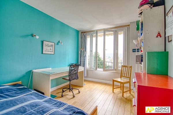 Versailles Avenue de Paris Appartement 7 pièces 139 m² au sol situé au 4ème et dernier étage avec ascenseur, cave et parking en sous-sol €895 000 ** - Référence 25779