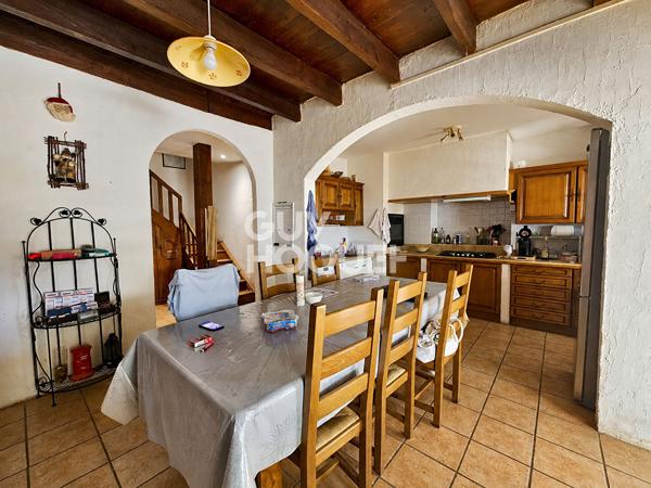 À VENDRE - GRANDE MAISON AVEC PISCINE, ENTRE VIGNES ET GARRIGUE