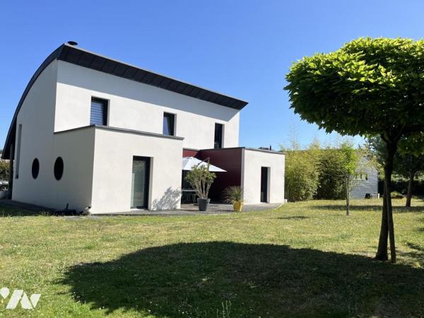 Maison contemporaine de 204 m² hab. dotée d'un espace détente avec piscine couverte (152 m²) 