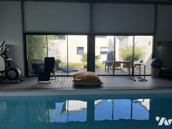 Maison contemporaine de 204 m² hab. dotée d'un espace détente avec piscine couverte (152 m²) 