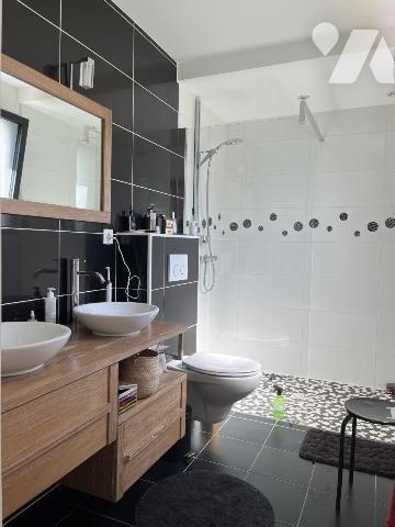 Maison contemporaine de 204 m² hab. dotée d'un espace détente avec piscine couverte (152 m²) 