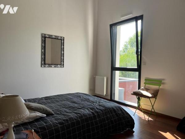 Maison contemporaine de 204 m² hab. dotée d'un espace détente avec piscine couverte (152 m²) 