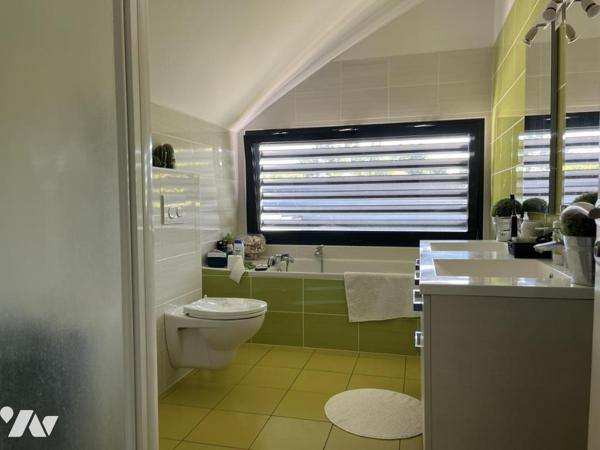 Maison contemporaine de 204 m² hab. dotée d'un espace détente avec piscine couverte (152 m²) 