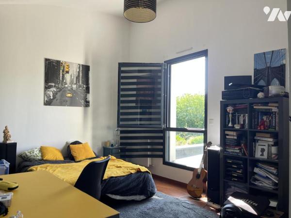 Maison contemporaine de 204 m² hab. dotée d'un espace détente avec piscine couverte (152 m²) 