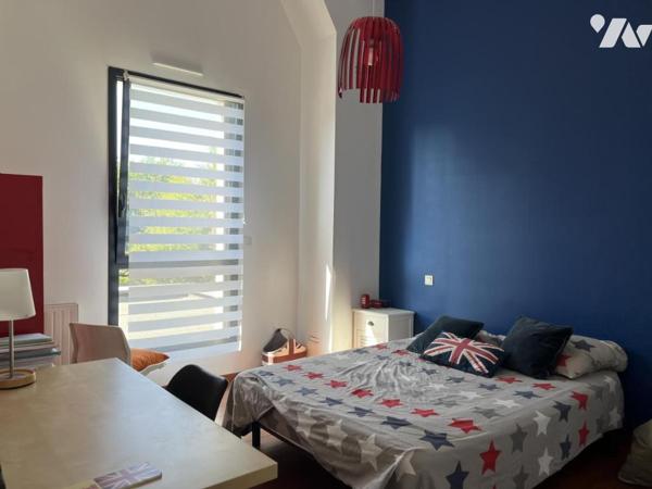 Maison contemporaine de 204 m² hab. dotée d'un espace détente avec piscine couverte (152 m²) 