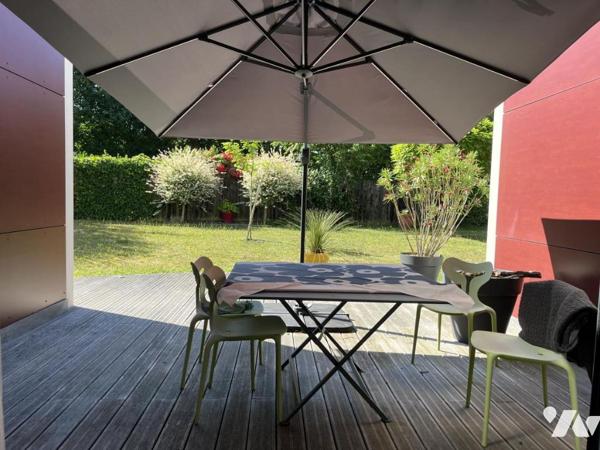 Maison contemporaine de 204 m² hab. dotée d'un espace détente avec piscine couverte (152 m²) 