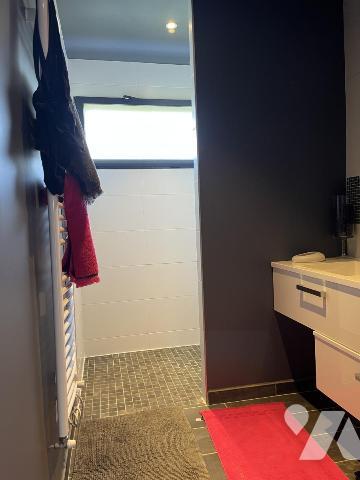 Maison contemporaine de 204 m² hab. dotée d'un espace détente avec piscine couverte (152 m²) 