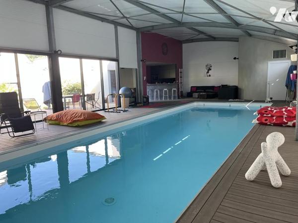 Maison contemporaine de 204 m² hab. dotée d'un espace détente avec piscine couverte (152 m²) 