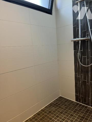 Maison contemporaine de 204 m² hab. dotée d'un espace détente avec piscine couverte (152 m²) 