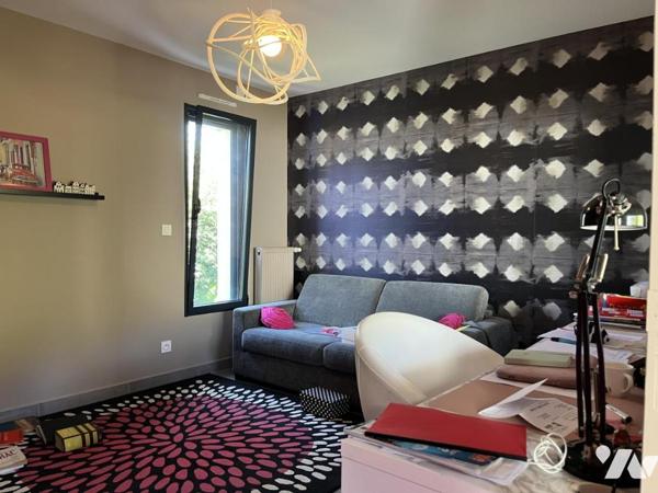 Maison contemporaine de 204 m² hab. dotée d'un espace détente avec piscine couverte (152 m²) 