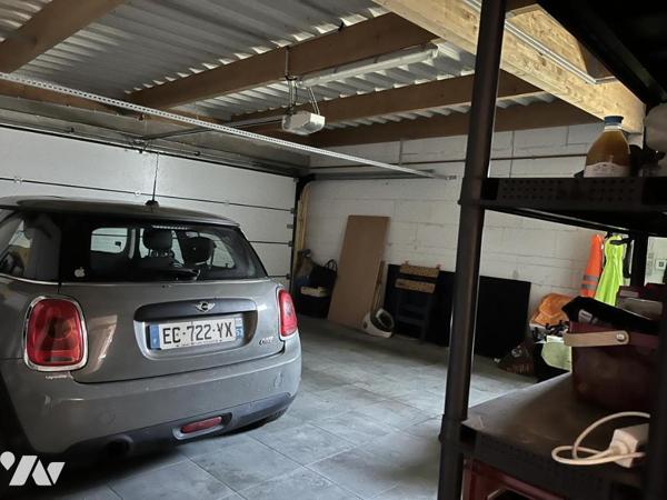 Maison contemporaine de 204 m² hab. dotée d'un espace détente avec piscine couverte (152 m²) 