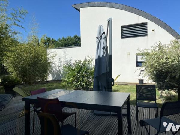 Maison contemporaine de 204 m² hab. dotée d'un espace détente avec piscine couverte (152 m²) 