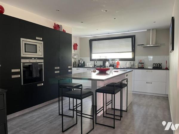 Maison contemporaine de 204 m² hab. dotée d'un espace détente avec piscine couverte (152 m²) 