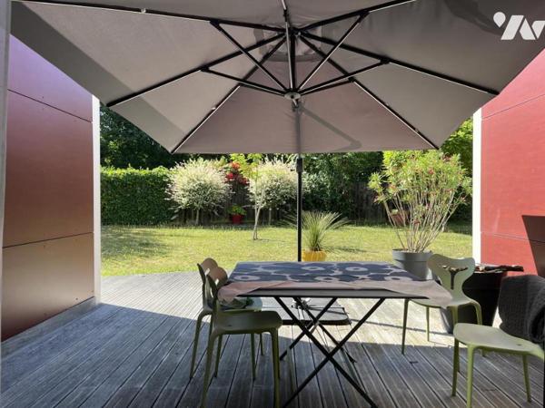 Maison contemporaine de 204 m² hab. dotée d'un espace détente avec piscine couverte (152 m²) 