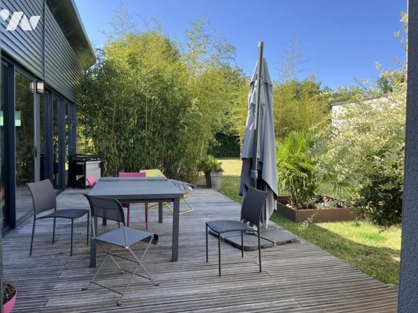 Maison contemporaine de 204 m² hab. dotée d'un espace détente avec piscine couverte (152 m²) 