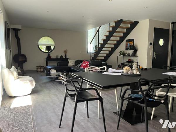 Maison contemporaine de 204 m² hab. dotée d'un espace détente avec piscine couverte (152 m²) 