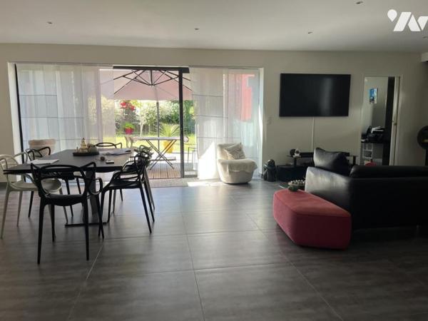 Maison contemporaine de 204 m² hab. dotée d'un espace détente avec piscine couverte (152 m²) 