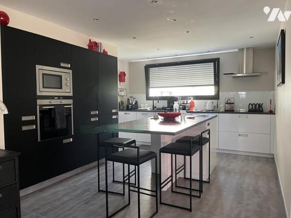 Maison contemporaine de 204 m² hab. dotée d'un espace détente avec piscine couverte (152 m²) 