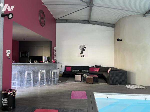 Maison contemporaine de 204 m² hab. dotée d'un espace détente avec piscine couverte (152 m²) 