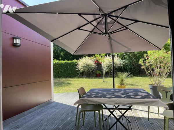 Maison contemporaine de 204 m² hab. dotée d'un espace détente avec piscine couverte (152 m²) 