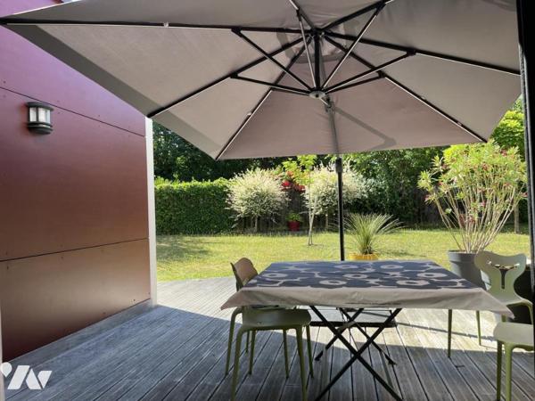 Maison contemporaine de 204 m² hab. dotée d'un espace détente avec piscine couverte (152 m²) 