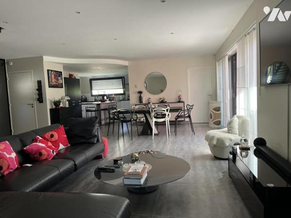 Maison contemporaine de 204 m² hab. dotée d'un espace détente avec piscine couverte (152 m²) 