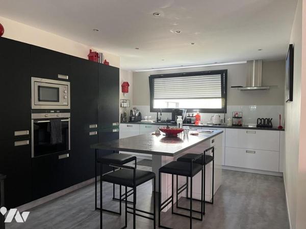 Maison contemporaine de 204 m² hab. dotée d'un espace détente avec piscine couverte (152 m²) 