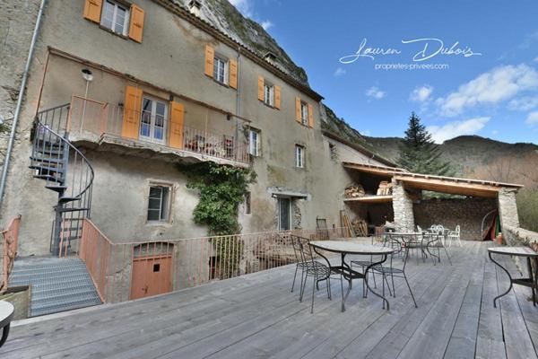 SERRES - Maison de ville 122m² avec jardin et dépendances