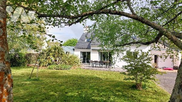 Maison familiale de 151 m² avec terrasse, grand jardin et garage indépendant.