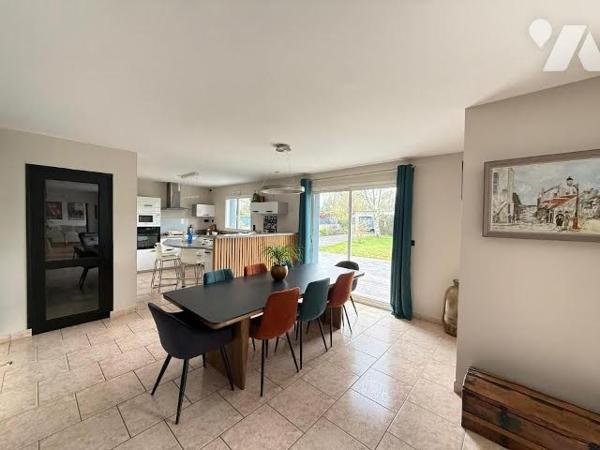 Maison familiale de 151 m² avec terrasse, grand jardin et garage indépendant.
