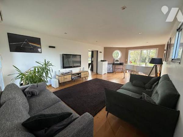 Maison familiale de 151 m² avec terrasse, grand jardin et garage indépendant.