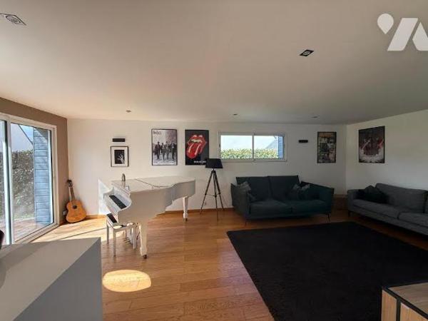 Maison familiale de 151 m² avec terrasse, grand jardin et garage indépendant.