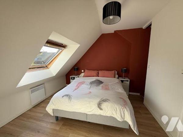 Maison familiale de 151 m² avec terrasse, grand jardin et garage indépendant.
